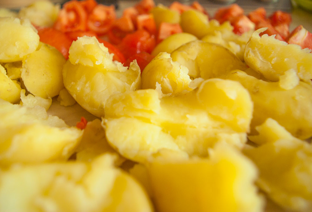 Запеченный картофель с курицей и помидорами. Пошаговый рецепт с фото