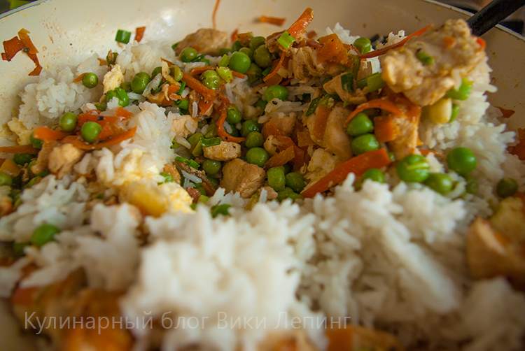 жареный рис с курицей, с овощами и с яйцом по-китайски