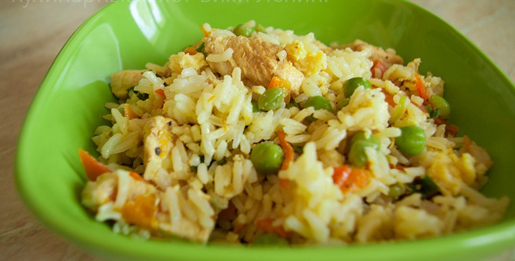 Жареный рис с курицей, с овощами и с яйцом по-китайски