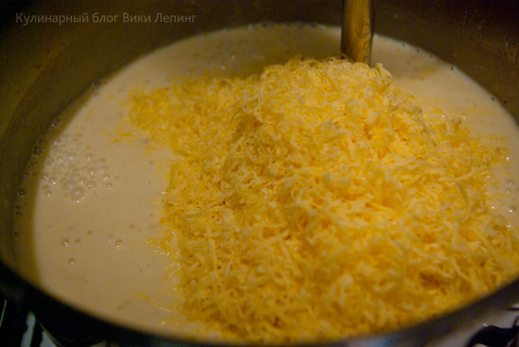 картофельный суп-пюре с сыром, беконом и луком-пореем