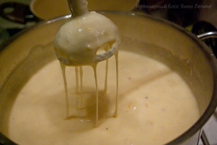 картофельный суп-пюре с сыром, беконом и луком-пореем
