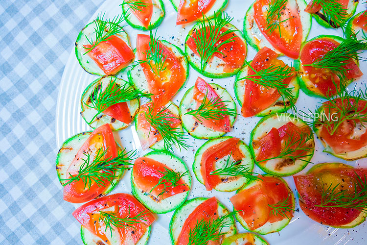 жареные кабачки с помидорами и чесноком