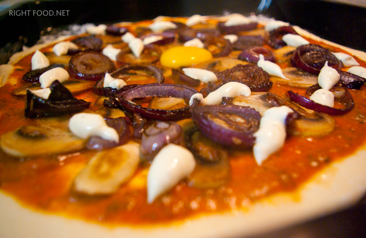 пицца с грибами с луком и сыром под чесночным соусом