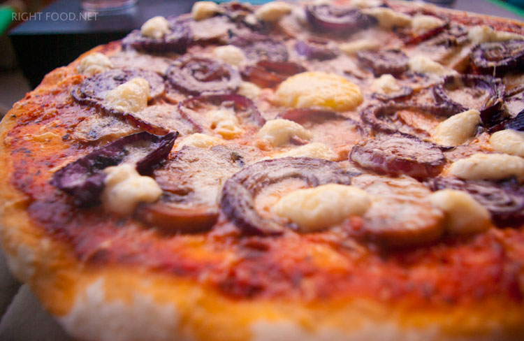 пицца с грибами с луком и сыром под чесночным соусом