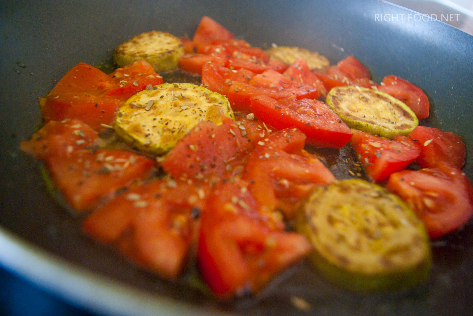 Омлет со сметаной и с помидорами. Как сделать омлет? Рецепт с фото