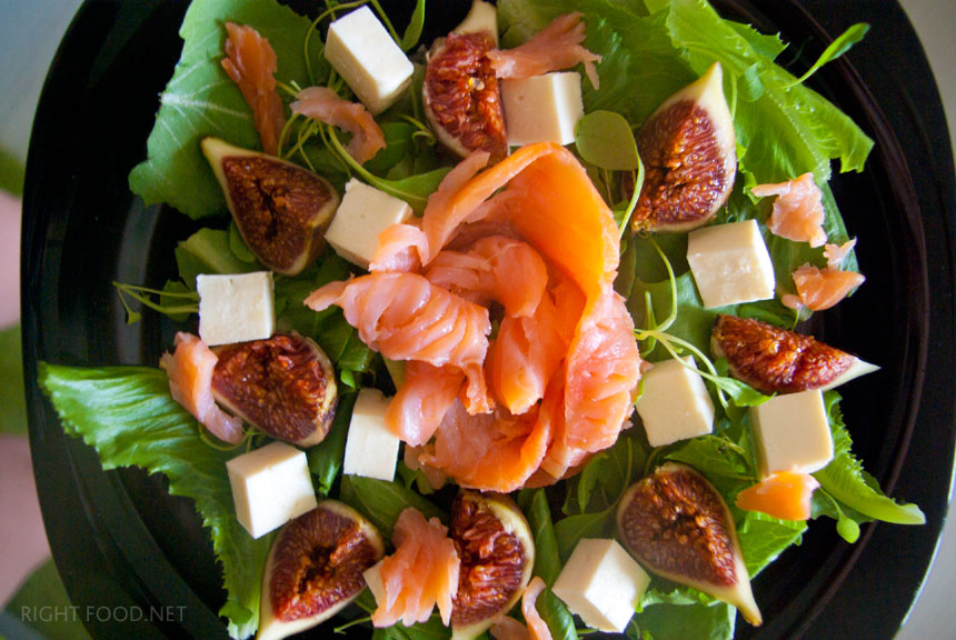 Салат с инжиром, козьим сыром и копченым лососем под соусом Винегрет. Пошаговый рецепт с фото