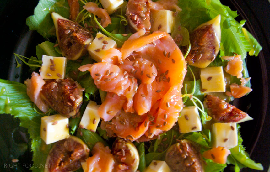 Салат с инжиром, козьим сыром и копченым лососем под соусом Винегрет. Пошаговый рецепт с фото