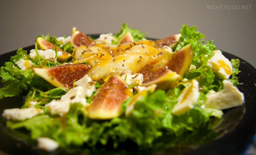 Салат с инжиром, козьим сыром и копченым кальмаром под соусом Винегрет. Пошаговый рецепт с фото