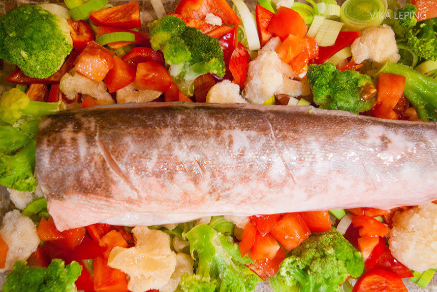 Запеченная рыба Кинг Клип на овощной подушке: рецепт европейской кухни