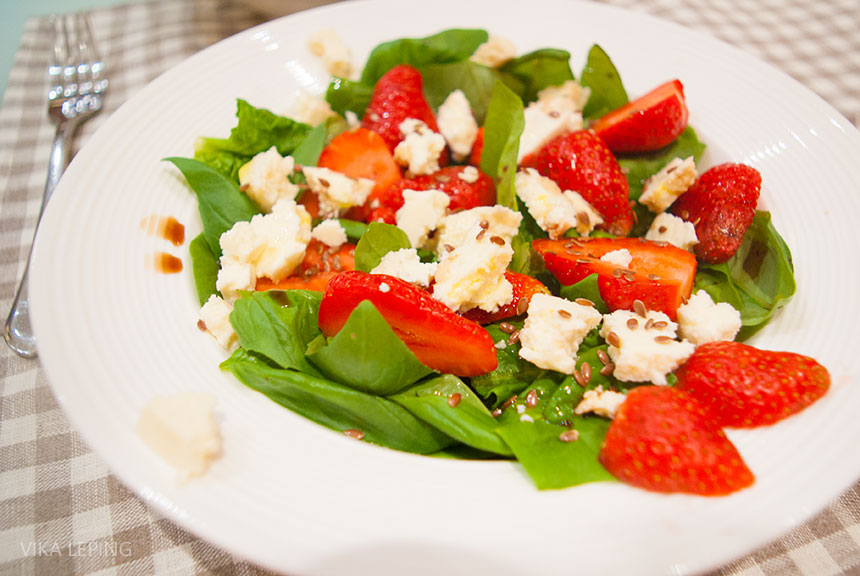 Летний салат с клубникой и козьим сыром: рецепт итальянской кухни