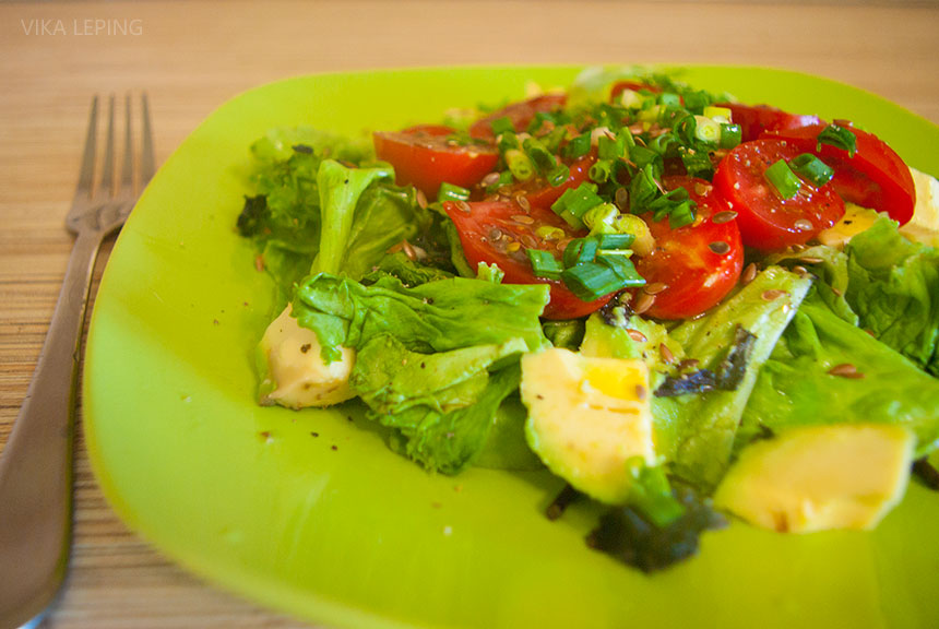 Овощной салат с авокадо и помидорами Черри: рецепт средиземноморской кухни