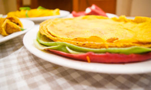 Цветные блины с семгой; с творогом и изюмом; с сыром и зеленью, Рецепт с фото