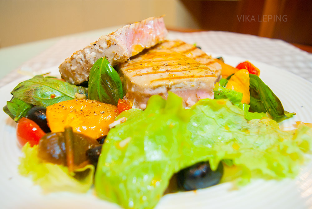 Идеальный стейк из тунца с овощным гарниром | Рецепт с фото и видео