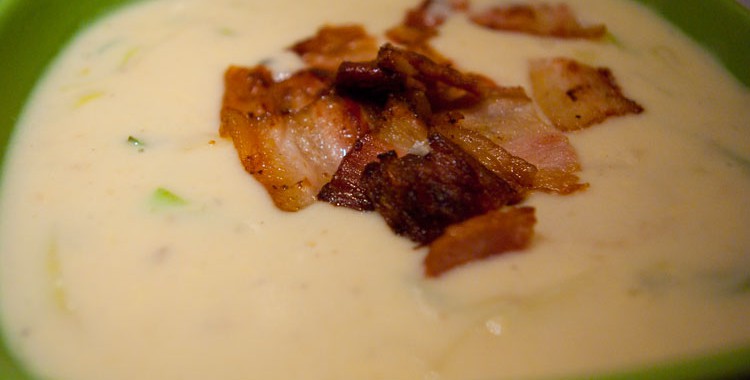Картофельный суп-пюре с сыром, беконом и луком-пореем