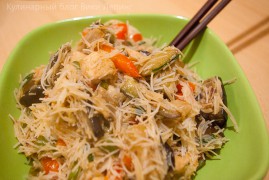 Стир-фрай: рисовая лапша с курицей и овощами