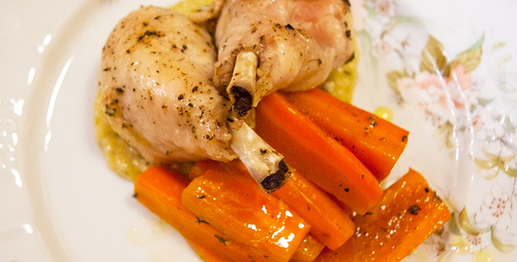 Куриные ножки в духовке с морковью и чесночным пюре