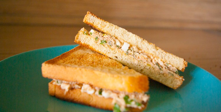 Клаб сэндвич с тунцом и яйцом