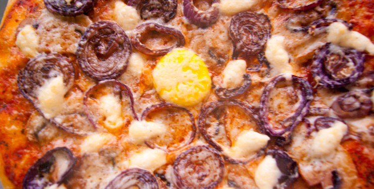 Пицца с грибами, с луком и сыром под чесночным соусом