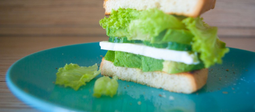 Зеленый сэндвич с сыром, с огурцом и с авокадо