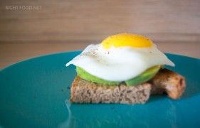 Вкусные тосты с авокадо и с яйцом на завтрак