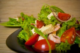 Легкий салат с креветками, помидорами Черри и сыром Моцарелла