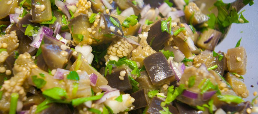 Простой салат из баклажанов с чесноком и луком