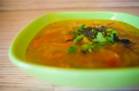 Пряный суп из красной чечевицы с помидорами