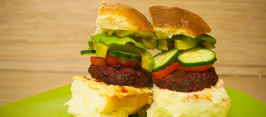 Вегетарианский бургер со свекольной котлетой: фаст-фуд рецепты