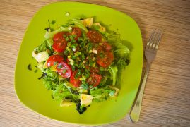 Овощной салат с авокадо и помидорами Черри: рецепт на скорую руку