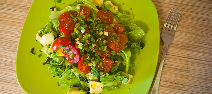 Овощной салат с авокадо и помидорами Черри: рецепт на скорую руку