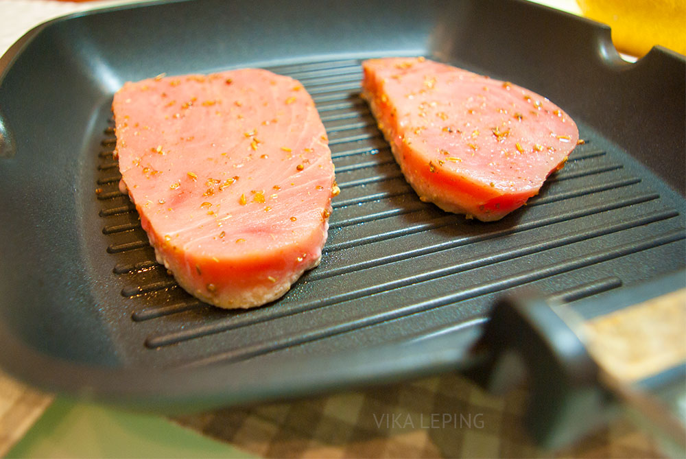 Как приготовить тунец свежемороженный стейки на сковороде рецепт с фото пошагово