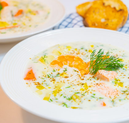 Норвезький і фінський рибний суп з червоної риби з креветками та вершками - покроковий рецепт з фото і відео